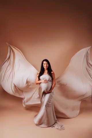 Photographe professionnelle séance photo femme enceinte en studio à Besançon