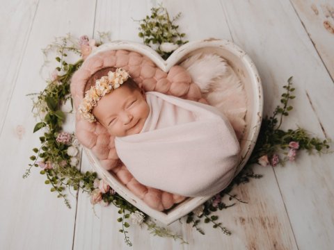 Photographe professionnelle shooting naissance en studio à Besançon