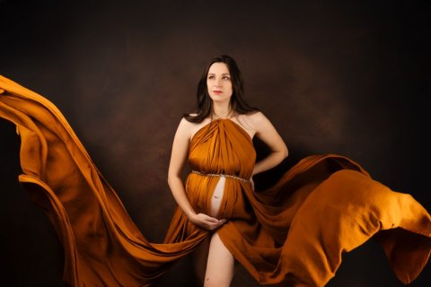 Photographe professionnelle séance photo maternité avec prêt de tenues et accessoires en studio à Besançon