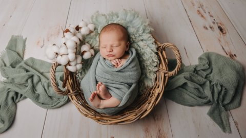 Photographe professionnelle pour séances photo grossesse et naissance en studio à Besançon