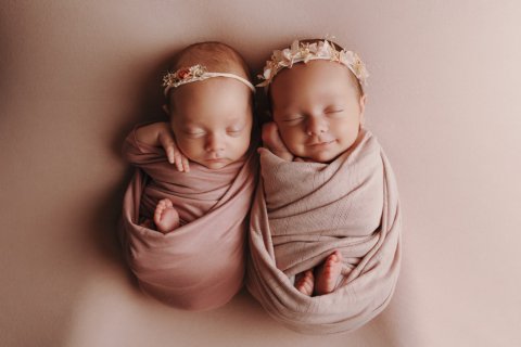Photographe spécialisée en naissance – Shooting photo de jumelles en studio à Besançon