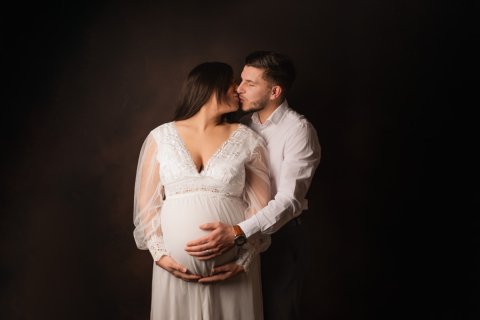 Séance photo grossesse en couple en studio à Besançon