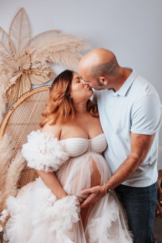 Photographe professionnelle shooting photo grossesse en couple à Besançon