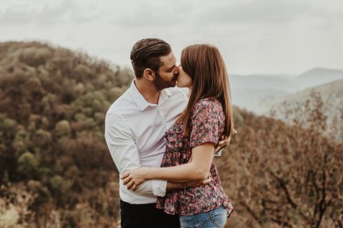 Séance photo d'engagement en couple avec une photographe professionnelle à Besançon  