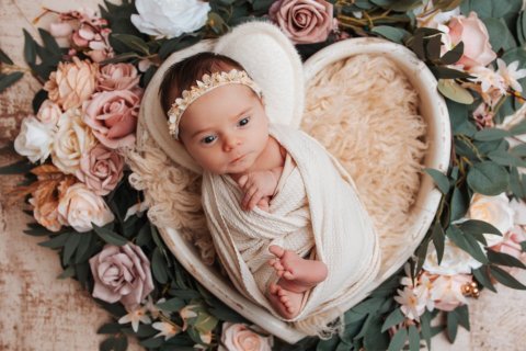 Photographe professionnelle spécialisée en shooting naissance en Franche-Comté