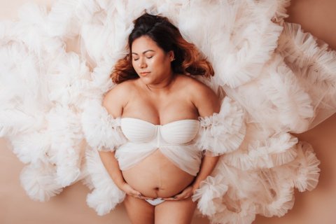 Photographe professionnelle shooting photo grossesse glamour en studio à Besançon