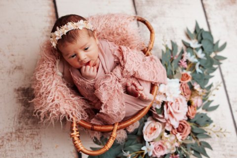 Photographe professionnelle spécialisée en shooting photo nouveau né fleuri à Besançon