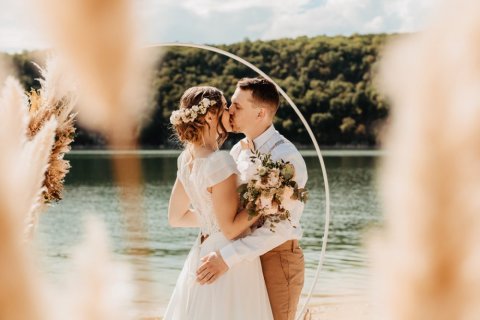 Photographe professionnelle mariage en elopement en pleine nature à Vouglans Jura