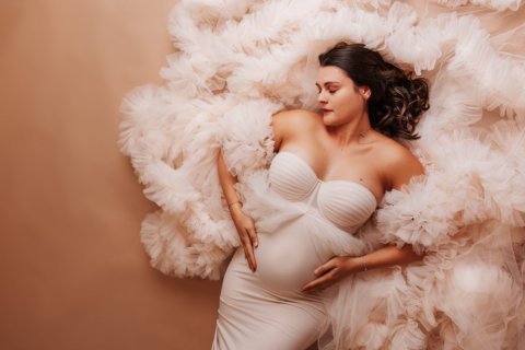 Shooting photo grossesse avec robes de créateurs en studio à Besançon