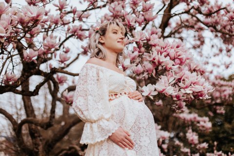 Photographe pour shooting grossesse fleuri à Besançon