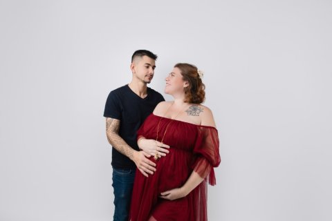 Photographe professionnelle shooting photo grossesse en couple en studio à Besançon