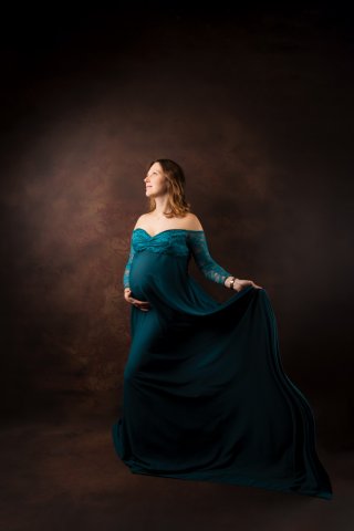 Photographe professionnelle séance photo grossesse maman seule en studio à Besançon