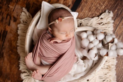 Photographe professionnelle shooting photo naissance en studio en Franche-Comté