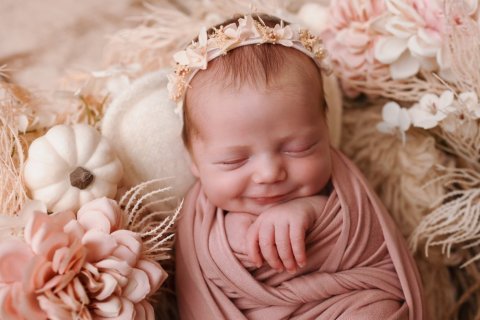 Photographe pour shooting photo naissance fille en studio à Besançon