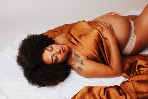 Photographe professionnelle shooting grossesse maman seule en studio à Besançon