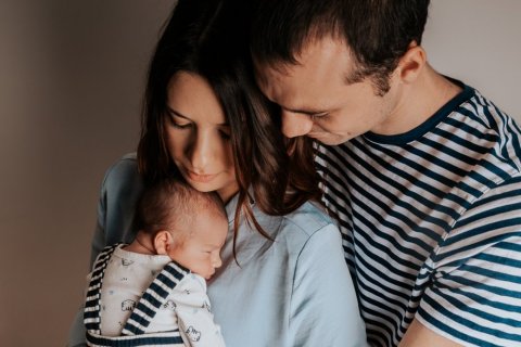 Photographe professionnelle séance photo naissance en famille à Besançon