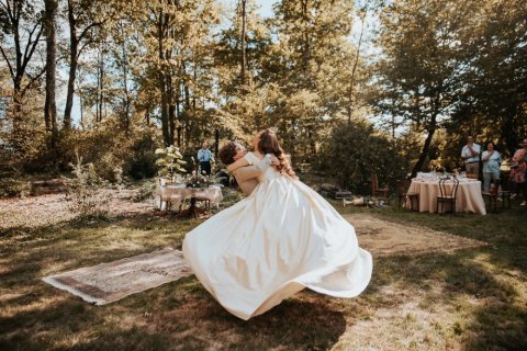 Photographe professionnelle mariage romantique en extérieur à Besançon