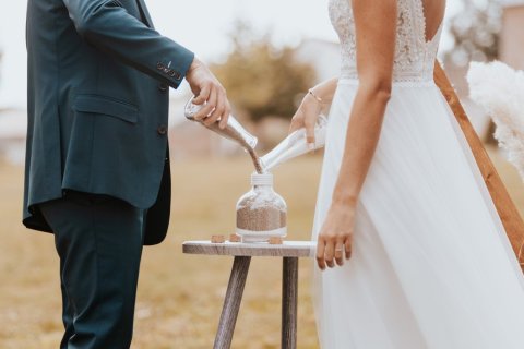 Photographe professionnelle de mariage avec cérémonie laïque à Besançon