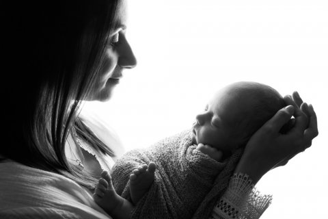 Photographe séance photo naissance en famille à Besançon