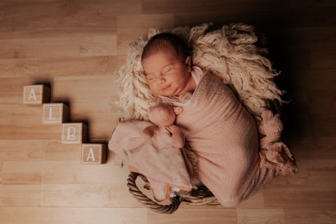 Photographe professionnelle séance photo naissance en studio à Besançon 