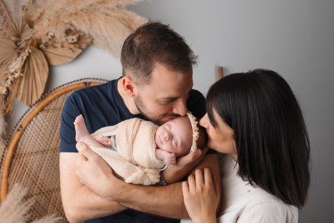 Photographe spécialisé en séance photo nouveau-né en famille à Besançon