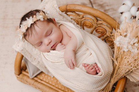 Photographe professionnelle pour shooting naissance fleuri en studio à Besançon