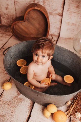 Photographe professionnelle shooting photo anniversaire avec bain bébé en studio à Besançon