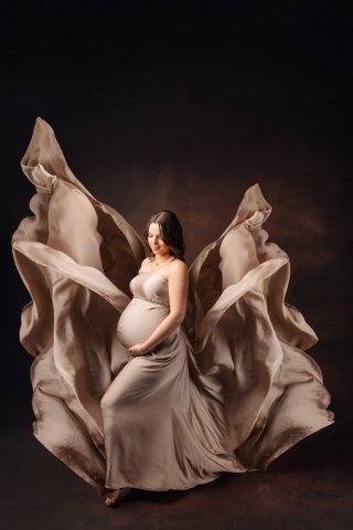 Photographe pour shooting photo grossesse avec prêt de tenues en studio à Besançon