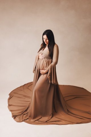 Photographe professionnelle grossesse glamour en studio à Besançon