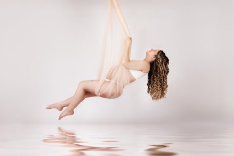 Photographe professionnelle shooting grossesse glamour en studio à Besançon