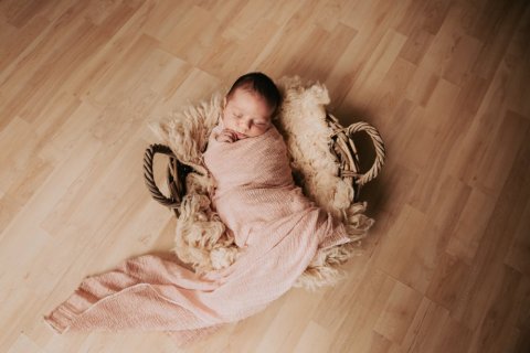 Photographe professionnelle séance naissance à Besançon