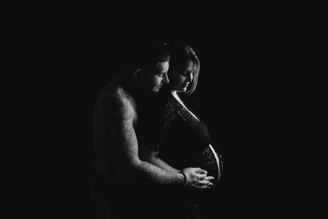 Photographe professionnelle séance photo pour femme enceinte en studio à Besançon