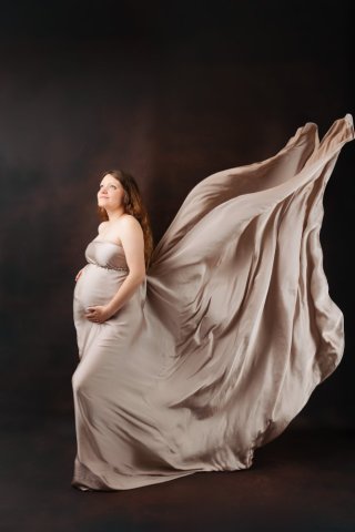 Photographe professionnelle shooting grossesse en studio à Besançon