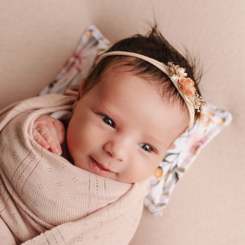 Photographe professionnelle spécialisée en shooting naissance en studio à Besançon