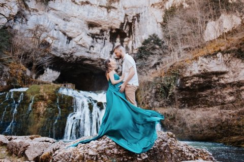 Photographe pour shooting grossesse avec cascade en Franche-Comté