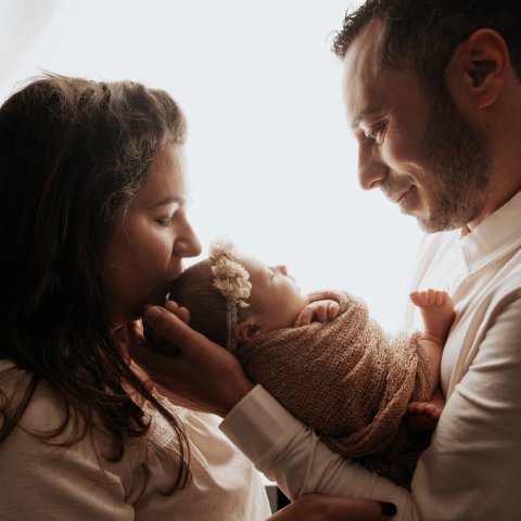 Photographe professionnelle shooting photo naissance en famille en studio à Besançon