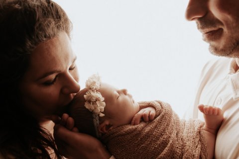 Photographe professionnelle séance photo naissance en famille en studio en Franche-Comté