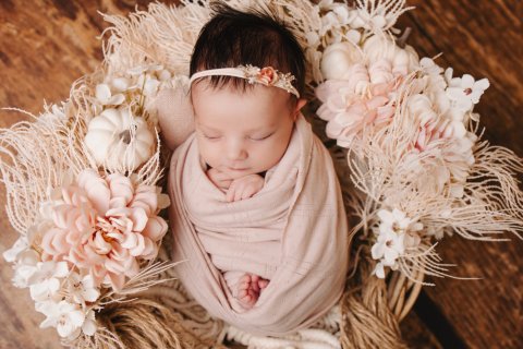 Photographe à Besançon pour shooting photo naissance doux et apaisant avec emmaillotage