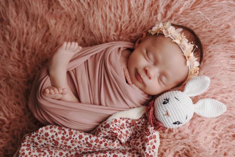 Photographe professionnelle shooting naissance avec décors et accessoires à Besançon