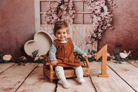 Photographe professionnelle shooting photo anniversaire 1 an avec décor en studio à Besançon