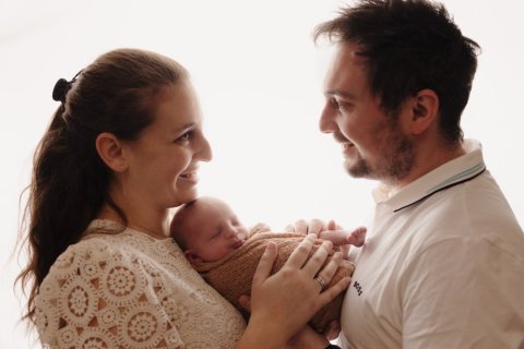 Photographe pour séance photo naissance en famille en studio à Besançon