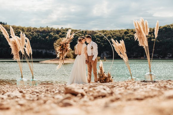 Shooting d'inspiration mariage bohème à la plage en Franche-Comté