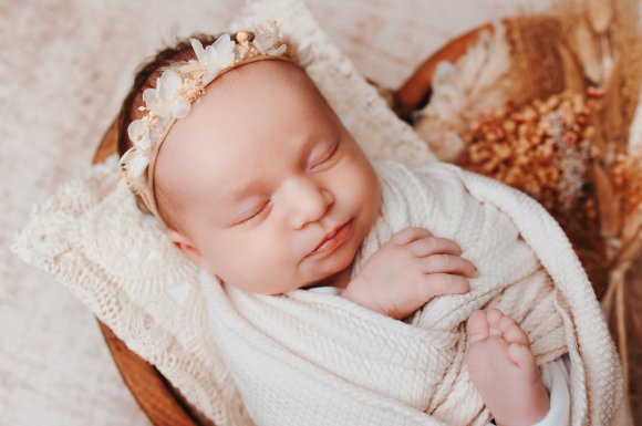 Shooting photo naissance avec emmaillotage et décors à Besançon