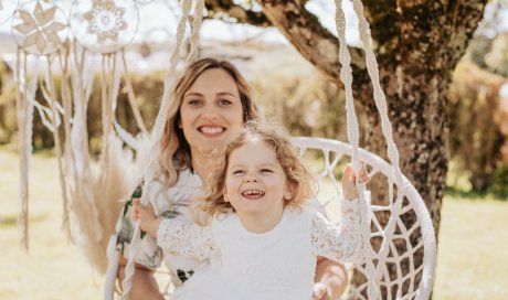 Photographe professionnelle shooting mère et fille à Besançon