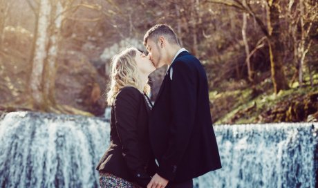 Photographe professionnelle shooting couple en pleine nature à Besançon