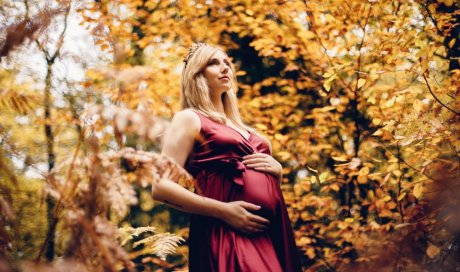 Photographe professionnelle shooting grossesse en automne à Besançon