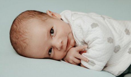 Photographe professionnelle séance photo naissance en studio à Besançon