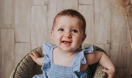 Photographe professionnelle séance photo bébé en studio à Besançon