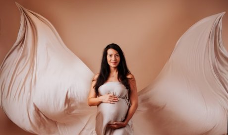 Photographe professionnelle séance photo femme enceinte en studio à Besançon