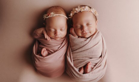 Photographe spécialisée en naissance – Shooting photo de jumelles en studio à Besançon
